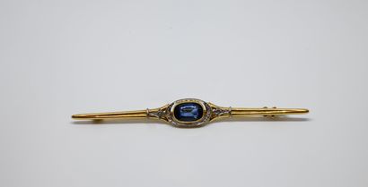Broche en or jaune 750 ‰ , ornée en son centre...