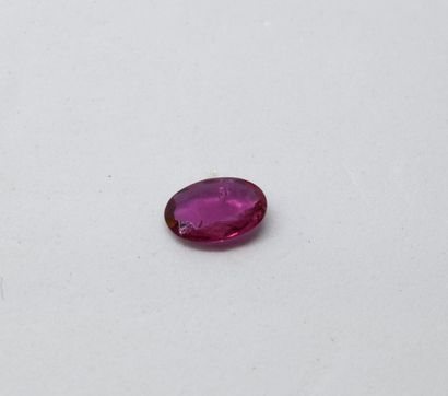 Rubis framboise sur papier taille ovale facettée,...