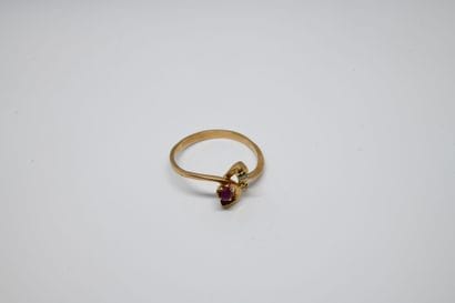 Yellow gold 750‰ ring, with a scroll design...