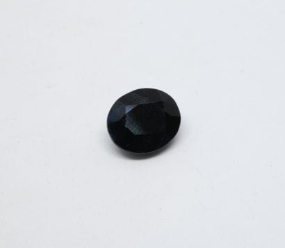 Black sapphire on paper oval faceted 9 ct

(lack...