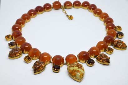 Collier, la monture en métal doré sertie...