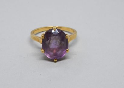 Bague en or jaune 750‰, sertie d'une améthyste...