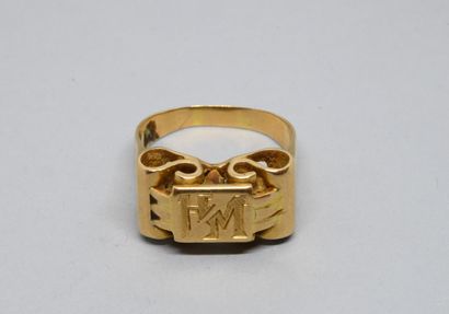 Yellow gold 750‰ signet ring with scroll...