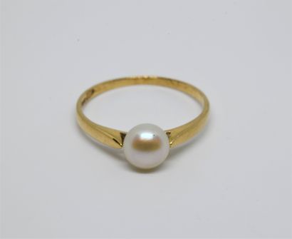 Ring set with a white cultured pearl (diameter...