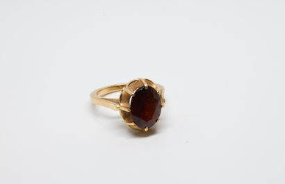 Bague en or jaune 750‰ sertie en son centre...