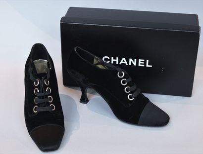 CHANEL. Pair of black leather platform pumps.

Size...