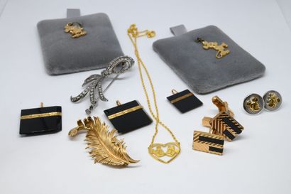 Lot de bijoux fantaisies dont broches, boutons...