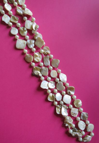 Long sautoir en nacre et perles de culture...