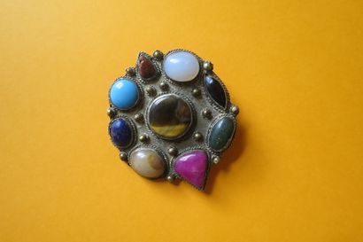 Broche en métal doré ornée de neuf cabochons...
