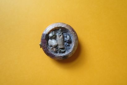 Pendentif rond composé d'une améthyste polie...