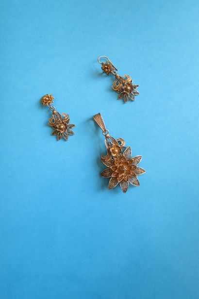 Demi-parure en métal doré composée d'une...