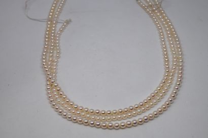 Lot de trois fils de perles de cultures de...