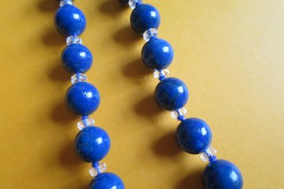 Sautoir en alternance de perles de lapis-lazuli...