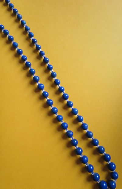 Sautoir en alternance de perles de lapis-lazuli...