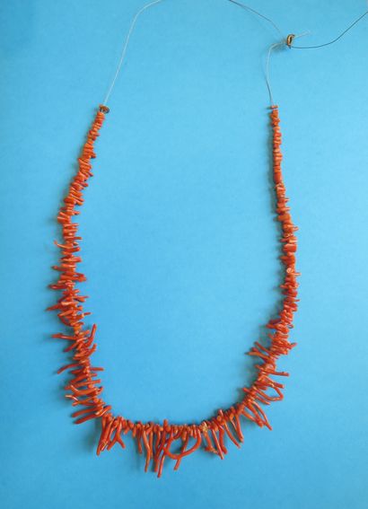Collier en corail à renfiler.