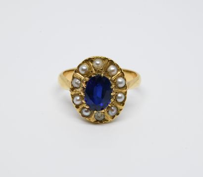 Bague Marguerite ornée d’une pierre bleue...