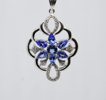 
Openwork pendant in white gold 750 ‰, centered...