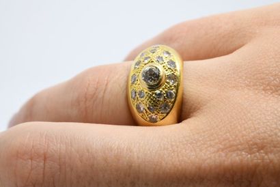 Bague jonc en or jaune ornée au centre d'un...
