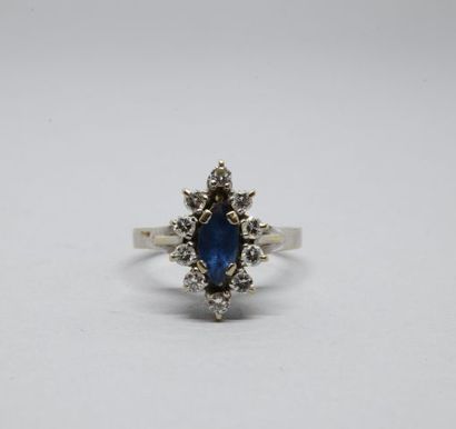 Bague marquise en or gris 750‰, centrée d'une...