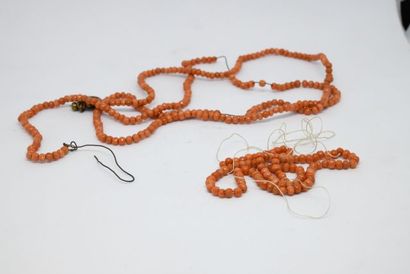 Sautoir en perles de corail à renfiler, fermoir...