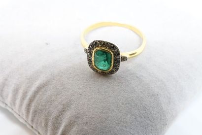 Bague à entourage, centré d’une pierre verte...