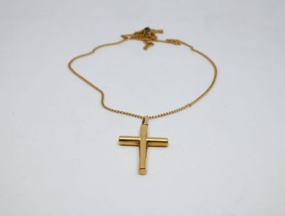 Croix accompagnée de sa chaîne, le tout en...