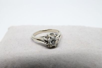 Bague solitaire en or gris 750‰ et platine...