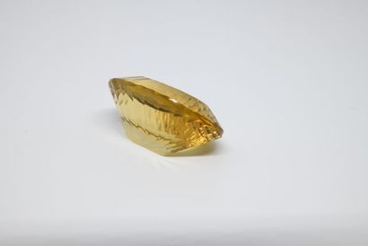 Citrine sur papier, taille ovale concave,...