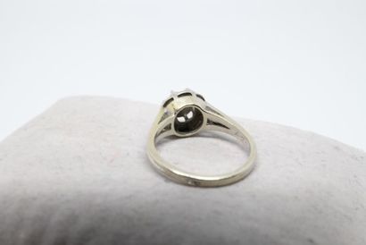 Bague solitaire en or gris 750‰ et platine...