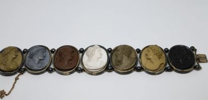 Bracelet composé de sept camées sur lave...