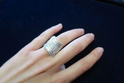 Bague moderne de forme losangique entièrement...