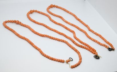 Lot de trois colliers de perles de corail...