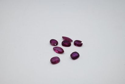 Lot de 7 rubis sur papier dont 5 taille ovale...