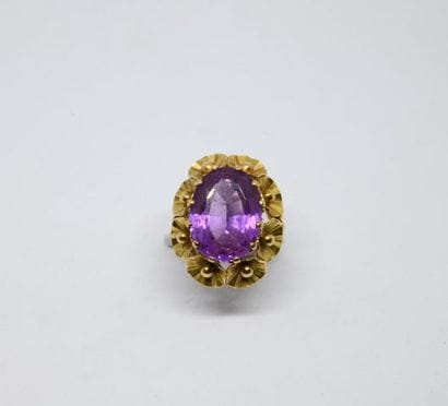 Bague ornée d'une pierre violette d'imitation...