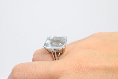 Bague ornée d'une importante aigue-marine...
