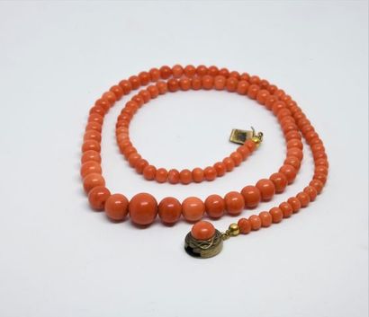 Collier en perles de corail, le fermoir en...