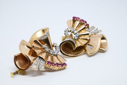 Paire de clips années 1940, en or jaune 750‰,...