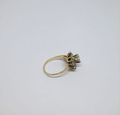 Bague tourbillon, la monture en or jaune...