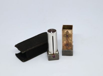 Petit tube pour rouge à lèvres en or gris...