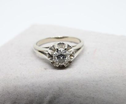 Bague solitaire en or gris 750‰ et platine...