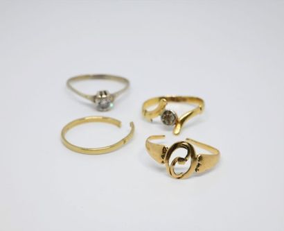 Lot de :

- 3 bagues en or jaune 18K (750‰)...