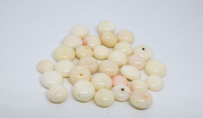 Lot de 30 cabochons de corail blanc, percés...