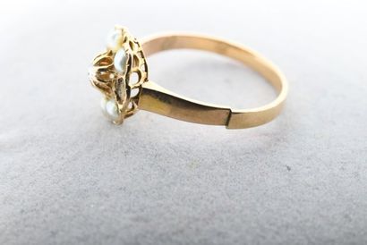 Bague marguerite ancienne, centré d’un diamant...