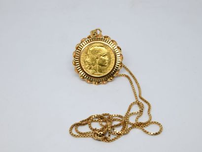 Pendentif orné d'une pièce de 20 FF or, et...