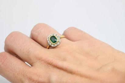 Bague à entourage, centré d’une pierre verte...