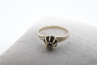 Bague solitaire ornée d’un diamant taille...