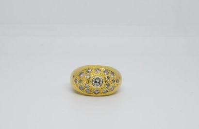 Bague jonc en or jaune ornée au centre d'un...