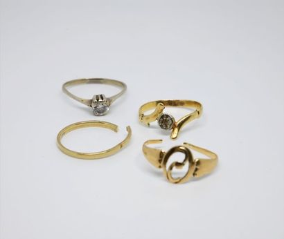 Lot de :

- 3 bagues en or jaune 18K (750‰)...
