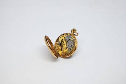 Montre de col en or 750‰, la cuvette guillochée...