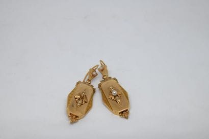 Paire de pendants d'oreille anciens en or...